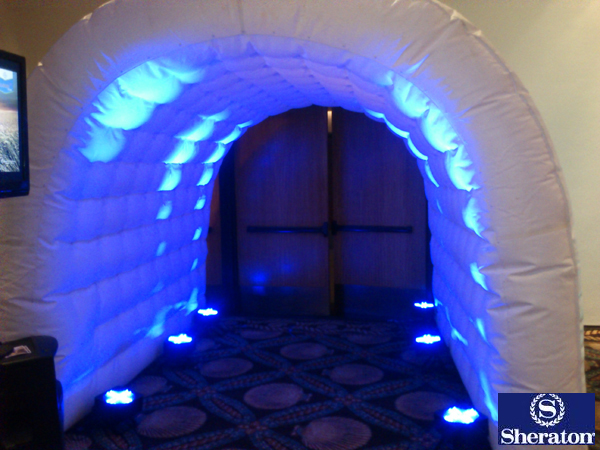 Entrada de túnel inflable con luces azules y sombra